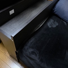 ブラウンカラーのダブルベッドの画像
