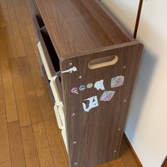 おもちゃの戸棚の画像