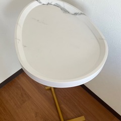 ベッドサイドテーブルの画像