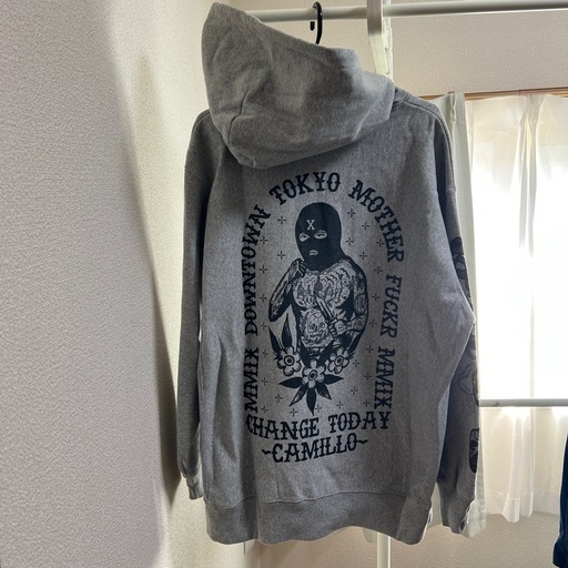 グレー パーカー バックプリント付き　フロントファスナー　裏起毛