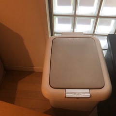 ゴミ箱の画像