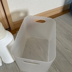 収納ケースと洗剤容器の画像