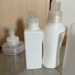 収納ケースと洗剤容器の画像