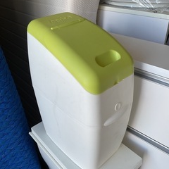 アップリカの「におわなくてポイ 消臭タイプ 本体 グリーン」という紙おむつ処理ポットですの画像
