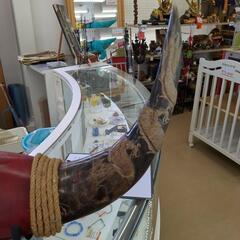 【無料商品】迫力満点！特大 水牛の角 オブジェ 置物 インテリア (台座付き)　龍の彫り物【こちらは店舗です。浜村鹿野温泉ICから3分 買取本舗 宮本リサイクル 営業時間9～19時 定休日水曜のみ←連絡できませんm(_ _)m】の画像