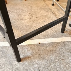 【武蔵小山店】　IKEA　イケア　FJALLBO　フィエルボ　デスク　ワークデスク　ラップトップテーブル　パソコンデスク　PCデスク　アイアン　木製天板　ヴィンテージ風　インダストリアル　作業台　机　テーブル　勉強机　おしゃれ　中古家具　スチールフレーム　テーブル　FJÄLLBO　キャスター 付き　の画像