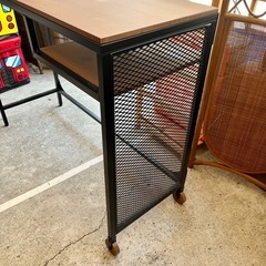 【武蔵小山店】　IKEA　イケア　FJALLBO　フィエルボ　デスク　ワークデスク　ラップトップテーブル　パソコンデスク　PCデスク　アイアン　木製天板　ヴィンテージ風　インダストリアル　作業台　机　テーブル　勉強机　おしゃれ　中古家具　スチールフレーム　テーブル　FJÄLLBO　キャスター 付き　の画像