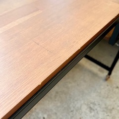 【武蔵小山店】　IKEA　イケア　FJALLBO　フィエルボ　デスク　ワークデスク　ラップトップテーブル　パソコンデスク　PCデスク　アイアン　木製天板　ヴィンテージ風　インダストリアル　作業台　机　テーブル　勉強机　おしゃれ　中古家具　スチールフレーム　テーブル　FJÄLLBO　キャスター 付き　の画像