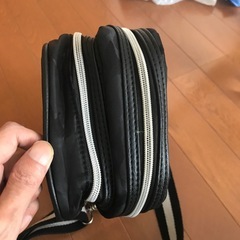 黒の迷彩柄のカバンの画像