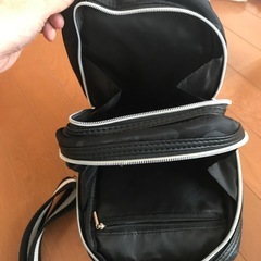 黒の迷彩柄のカバンの画像