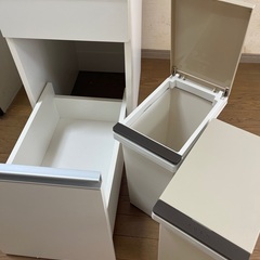 美品・ゴミ箱付きキッチン収納棚の画像