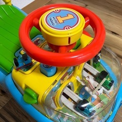 機関車トーマスの手押し車の画像