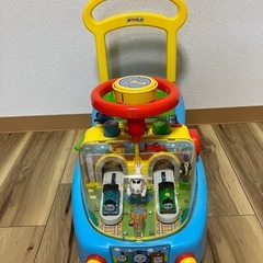 機関車トーマスの手押し車の画像