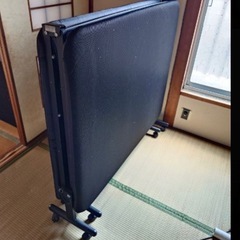 ソファ、テレビ、ガーデンテーブルなどの画像