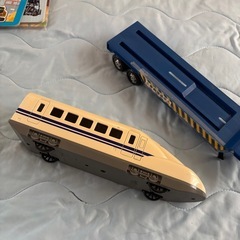 デカい新幹線？と付属のおもちゃの画像