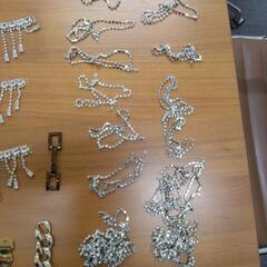 靴、バックの飾り金具。新品、大量。ドレスやアクセサリーのパーツとりに。の画像