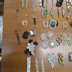 靴、バックの飾り金具。新品、大量。ドレスやアクセサリーのパーツとりに。の画像