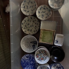 捨てるには勿体無い綺麗な食器の画像