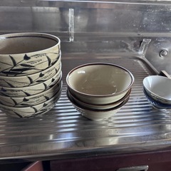 捨てるには勿体無い綺麗な食器の画像