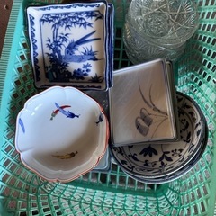 捨てるには勿体無い綺麗な食器の画像