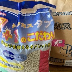 猫用品　トイレ・マット・猫砂・キャットタワー上部分
の画像