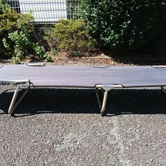 【無料】折りたたみアウトドアベッド　キャンプコット　縦約172cm×横約55cm×高さ約27cm（開いた状態）　※受付終了になっていない限りは気長に募集中の画像