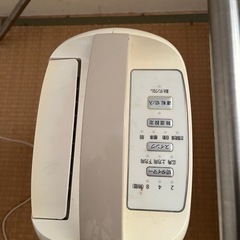除湿機と洗濯物干しの画像