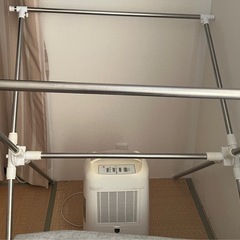 除湿機と洗濯物干しの画像