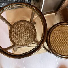 アジアンテイストなテーブルと椅子の画像