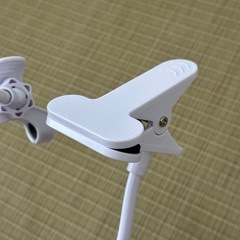 ワイヤーのスマホスタンドの画像