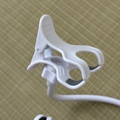 ワイヤーのスマホスタンドの画像
