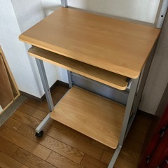 キャスター付きOAデスクの画像