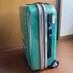 鍵付き　スーツケースの画像
