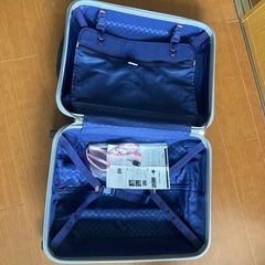 鍵付き　スーツケースの画像