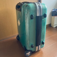 鍵付き　スーツケースの画像
