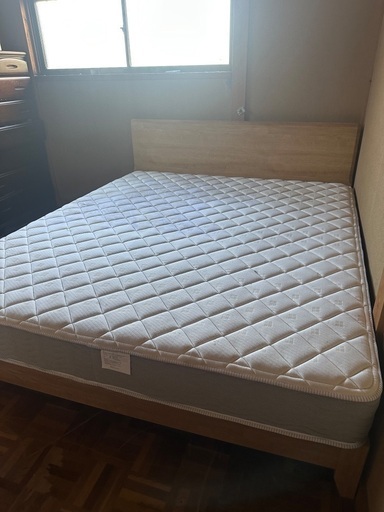 クイーンサイズのベッドフレームとほぼ新品のマットレス