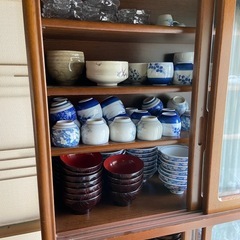 大量の食器　湯呑みやお皿など
の画像