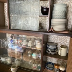 大量の食器　湯呑みやお皿など
の画像