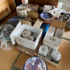 大量の食器　湯呑みやお皿など
の画像