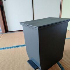 ペダル式のフタ付きゴミ箱の画像