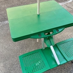 屋外用テーブル　パラソル付きの画像