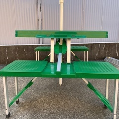 屋外用テーブル　パラソル付きの画像