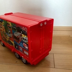  値下げ/赤いトミカのトラック、ミニカー収納スペース付き。  の画像
