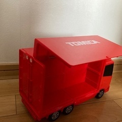  値下げ/赤いトミカのトラック、ミニカー収納スペース付き。  の画像