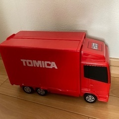  値下げ/赤いトミカのトラック、ミニカー収納スペース付き。  の画像
