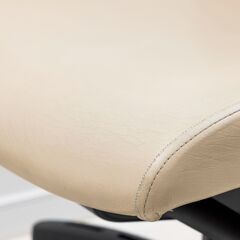 直接取引限定価格 中古 オフィスチェア ベージュ合皮 高さ調整、リクライニング調整機能付きの画像