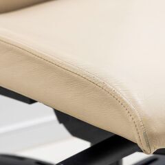 直接取引限定価格 中古 オフィスチェア ベージュ合皮 高さ調整、リクライニング調整機能付きの画像