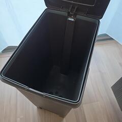 ゴミ箱　ダークブラウンの画像