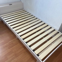 ベッドフレーム、マットレスセット　シングル　コンセント付き　木製の画像