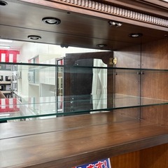 KOSGA 照明付きアンティークキャビネットの画像